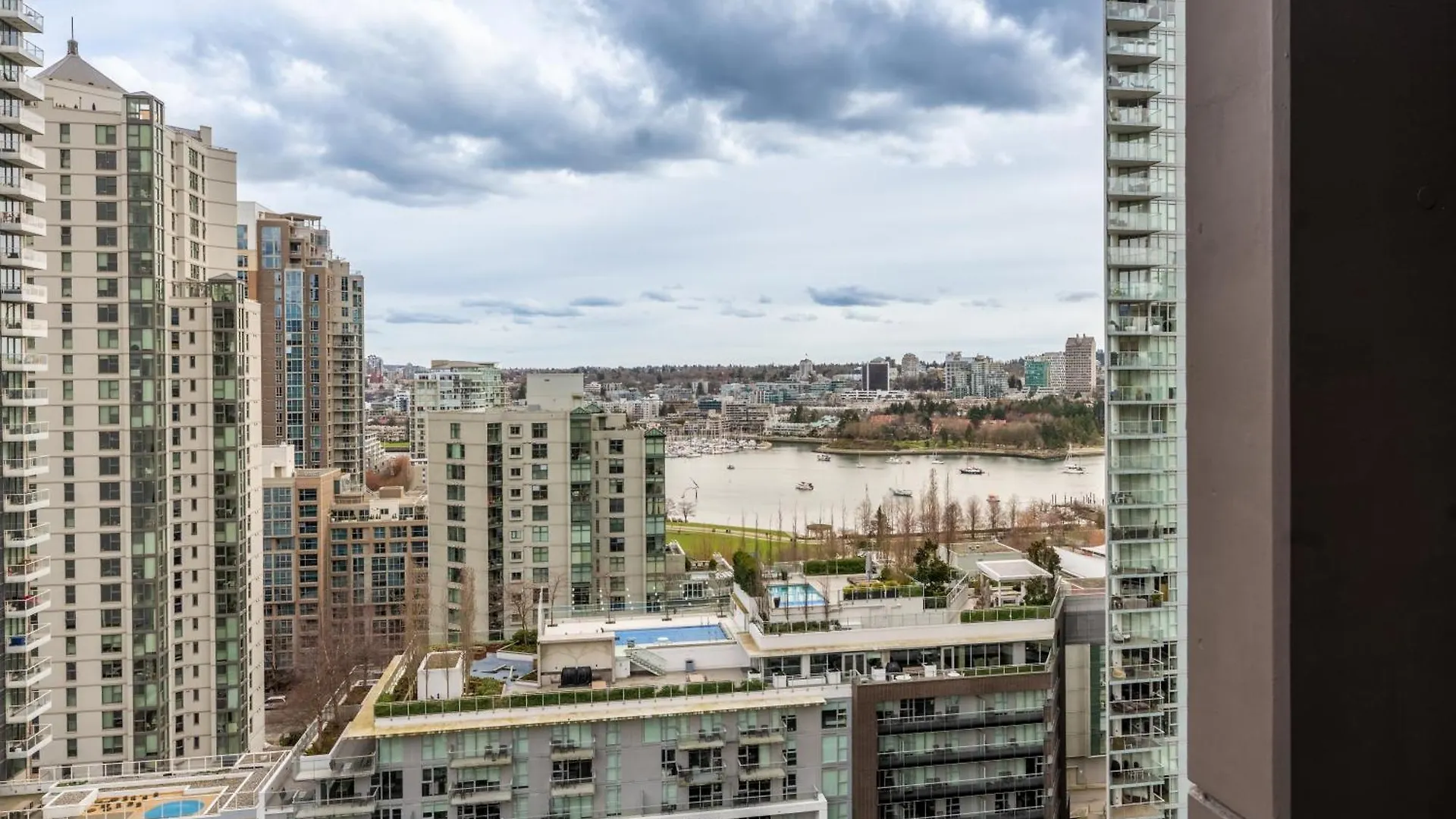 Prestige Living Spacious 2Br High-Rise With Skyline Views Vancouver