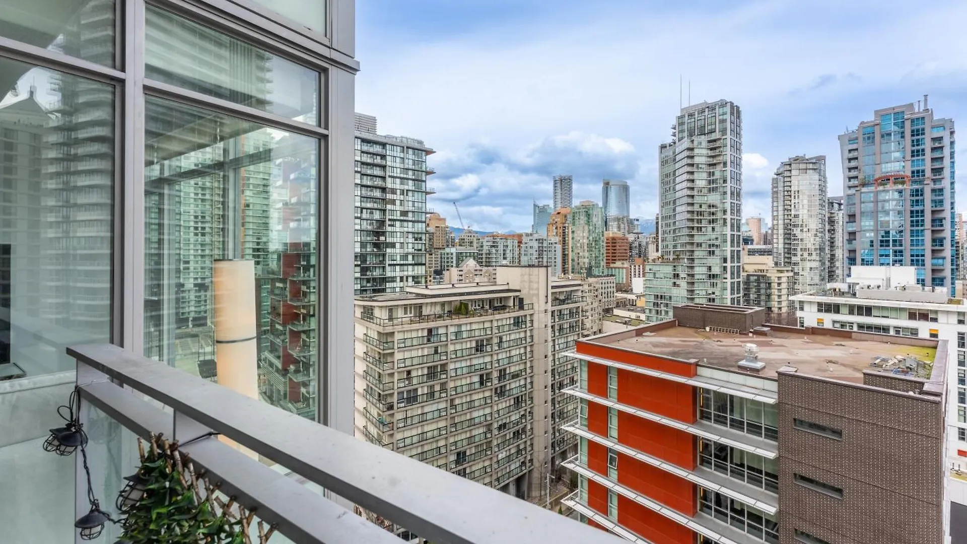 Prestige Living Spacious 2Br High-Rise With Skyline Views Vancouver Kanada